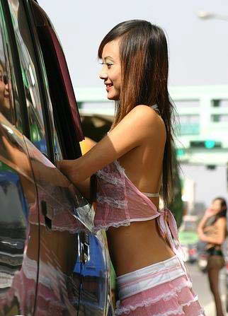 一般来说，“槟榔西施”泛指贩卖槟榔且穿着较为暴露的年轻女性。