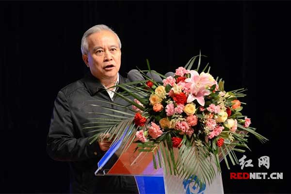 全国政协副主席、全国工商联主席王钦敏宣布湘商大会开幕。